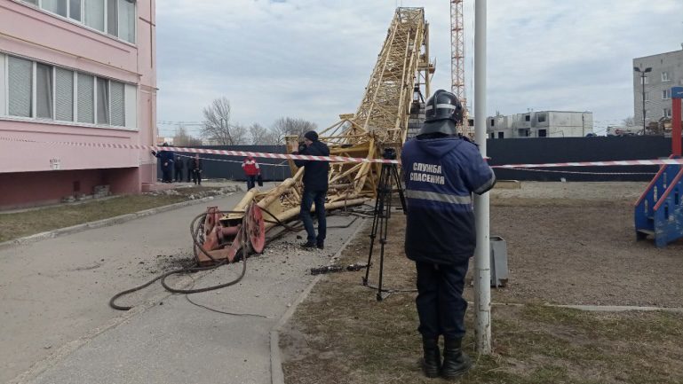 В Ульяновске строительный кран упал на детскую площадку. Прокуратура ведет расследование