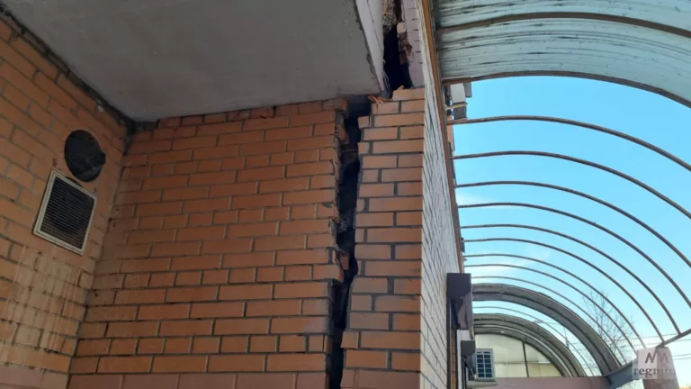 В Москве жилая многоэтажка разваливается на части