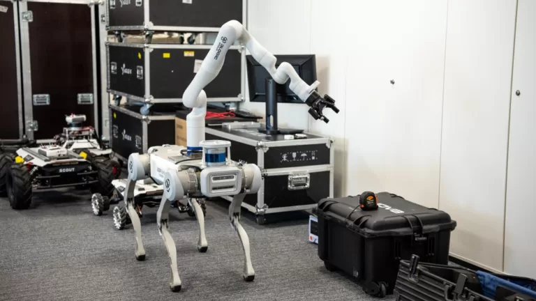 Группа «Самолет» пилотирует умных робособак