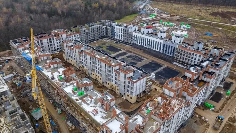«Вот это экономия»: в Подмосковье застройщик построил дом во дворе других домов