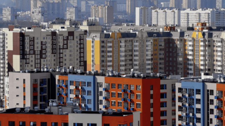 Эксперты «Этажей» рассказали, как купить жилье дешевле рынка