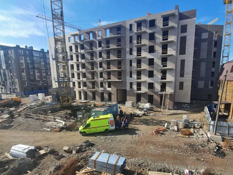 В Красноярске рабочий упал с 7 этажа на стройке скандально известной компании «УСК Сибиряк»