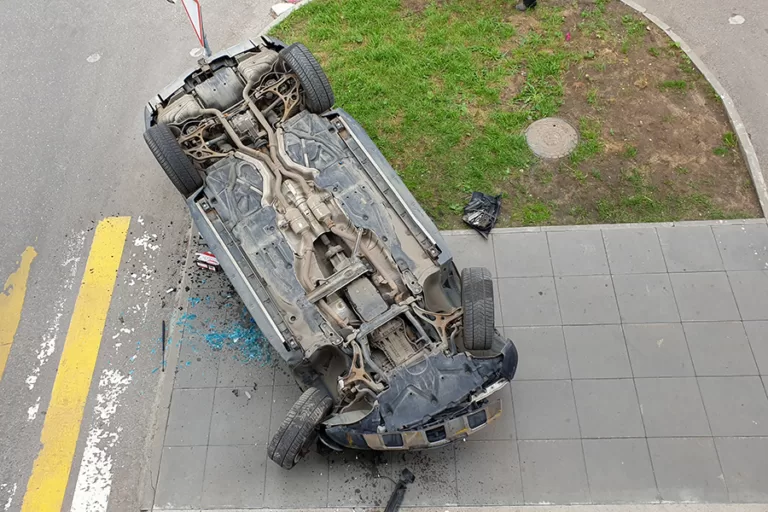 В Москве с третьего этажа многоуровневой парковки упал автомобиль с человеком внутри