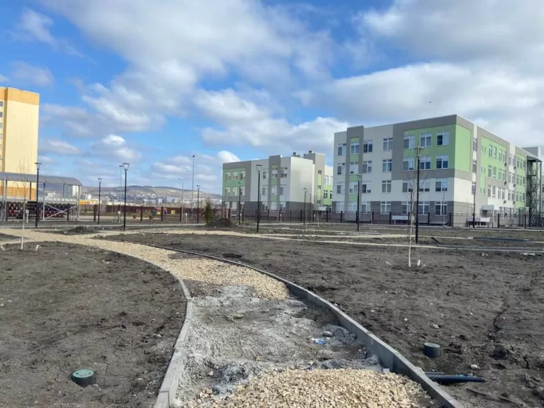 «Как в сказке о золотой рыбке»: в Саратове застройщики отказались благоустраивать сквер и получили иск от регионального Минстроя