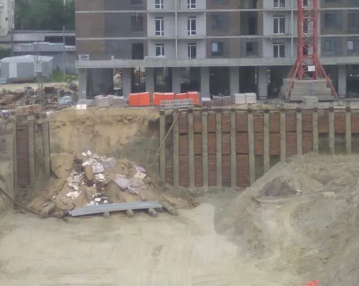 В Волгограде жители МКД утверждают, что из-за соседней стройки их дом может рухнуть