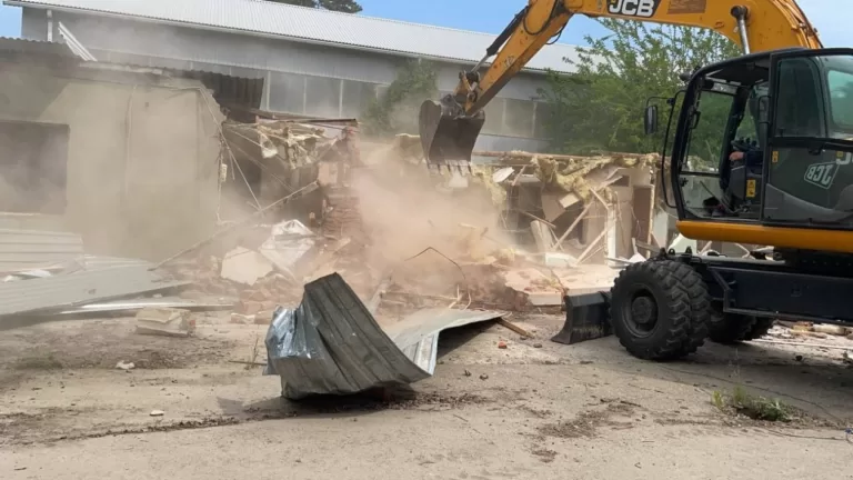 В Краснодаре снесли гостиницу-самоволку