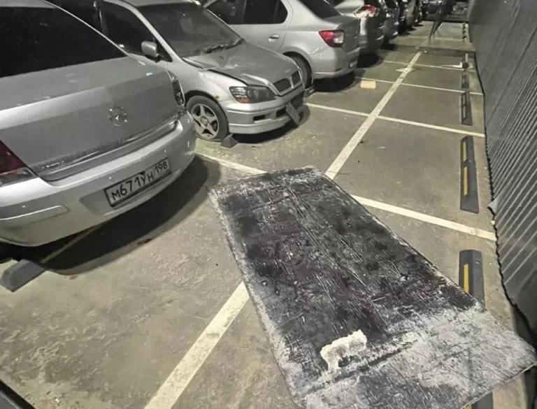 В Подмосковье рабочие стройки ЖК от ПИК уронили плиту на автомобили и попытались сбежать