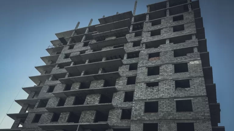 Дольщики долгостроя в Тюмени утверждают, что застройщик «Арсиб» пытается лишить их квартир