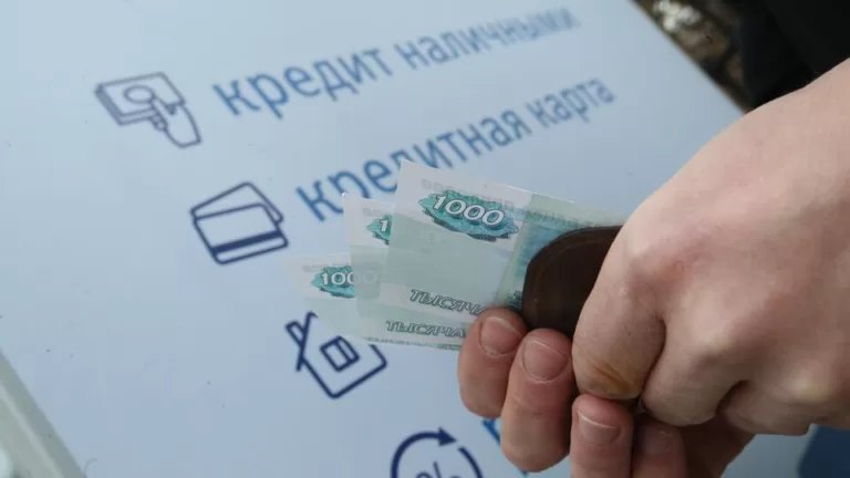 В кредитном рабстве: долговая нагрузка россиян продолжает увеличиваться