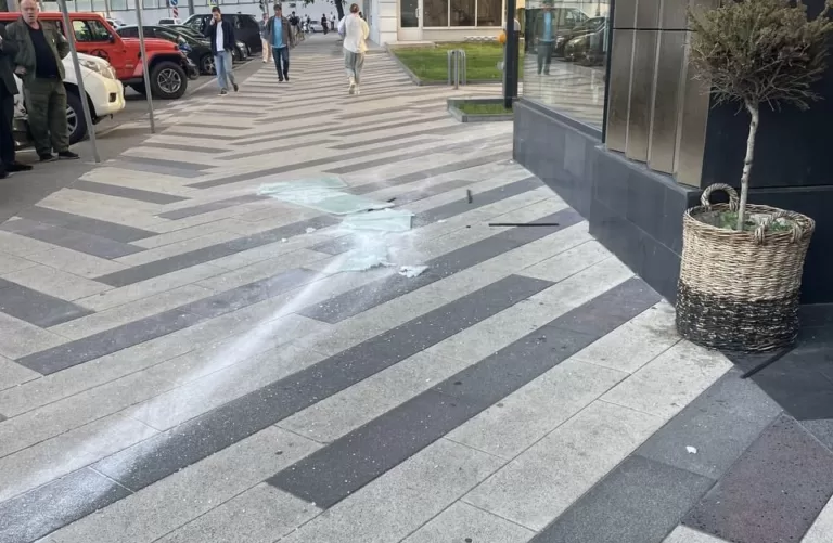 В Москве ребенок чудом остался жив — со здания ЖК на тротуар упало стекло