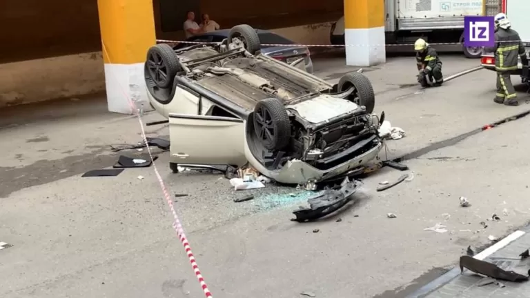 В Москве вновь упала машина с паркинга с человеком внутри