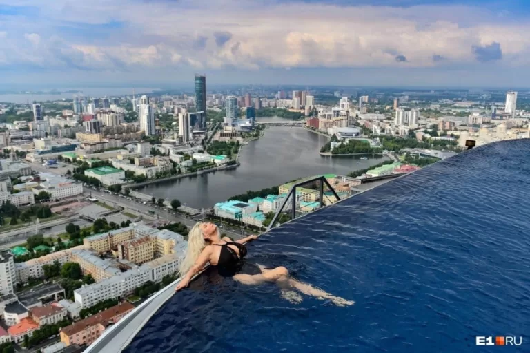 В Екатеринбурге разворачивается скандал вокруг бассейна на крыше высотки