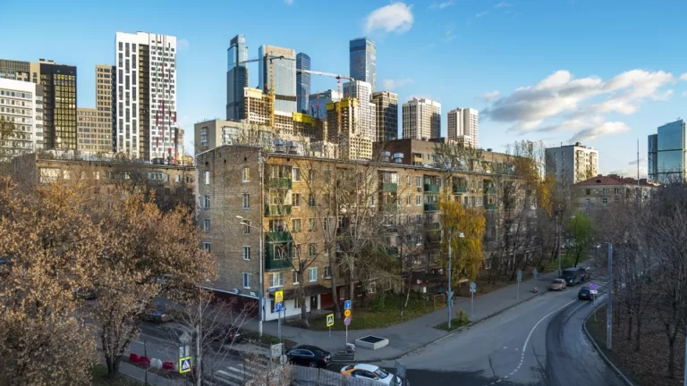 В Саратове Минстрой судится с застройщиками и лишает их разрешений на строительство 