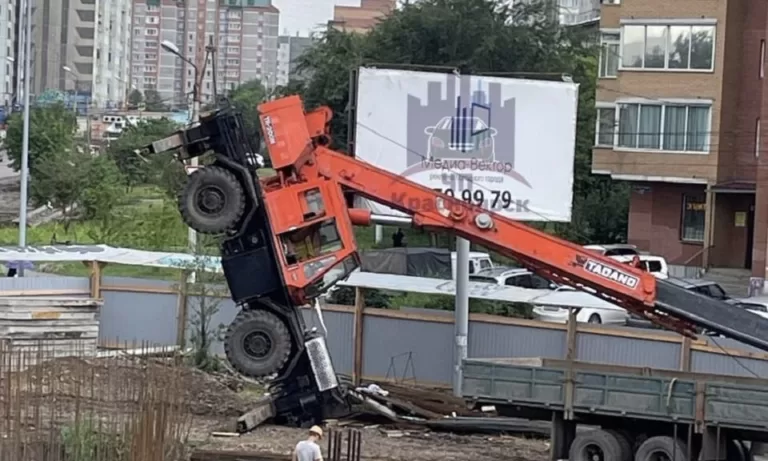 В Красноярске на стройке торгово-офисного центра упал подъемный кран: чудом обошлось без жертв