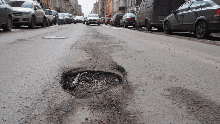 В Петербурге заработала нейросеть для борьбы с ямами, граффити и неправильной парковкой