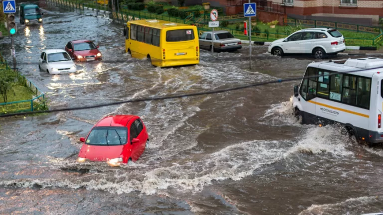 Сели в лужу: почему этим летом российские города столкнулись с потопами