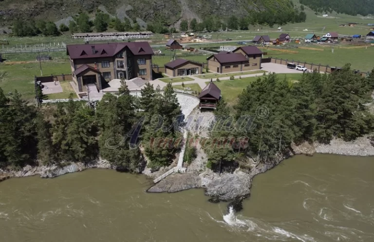 На Алтае пятый год не могут продать коттедж на скале с гаражом для вертолета