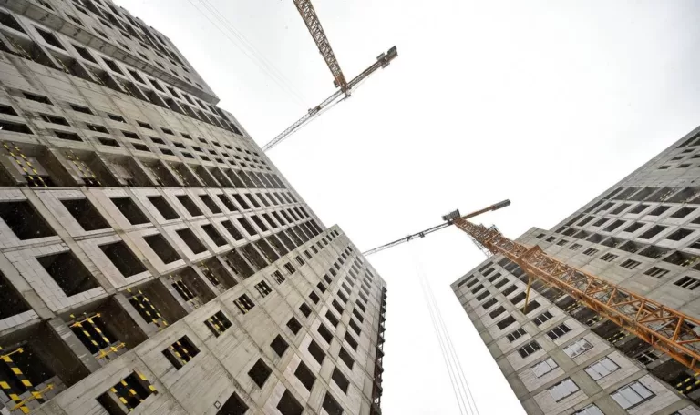 В Москве и Санкт-Петербурге клиенты не торопятся скупать квартиры на этапе старта продаж