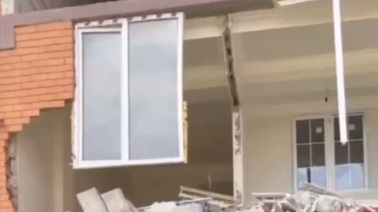 В Махачкале начали сносить дом с жильцами внутри; самострой простоял 10 лет