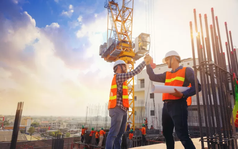 Ко Дню строителя: сколько человек сейчас трудится в этой отрасли в России и какие старые традиции соблюдает профессиональное сообщество по сей день