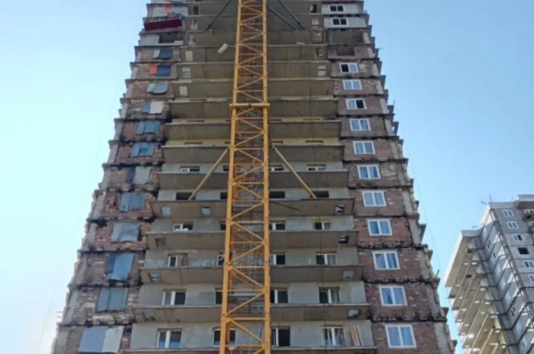 В Красноярске рабочий на стройке сорвался с высоты 23 этажа