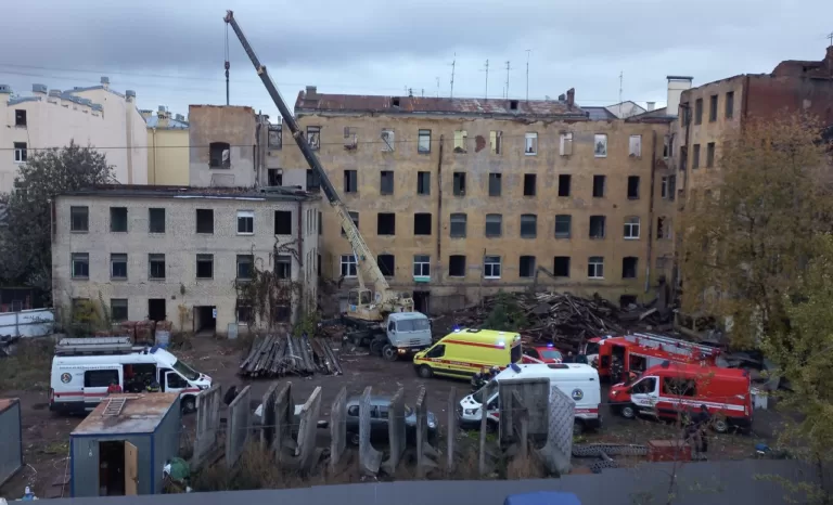 В Санкт-Петербурге рабочие подрядной организации «Группы ЛСР» пострадали при сносе здания 