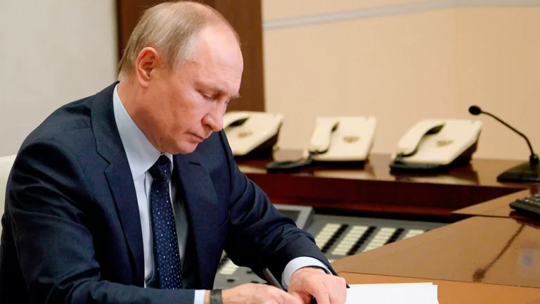 Президент подписал закон запрещающий навязывать потребителям дополнительные услуги 