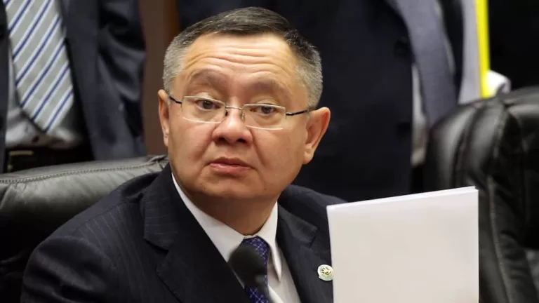 Глава Минстроя Ирек Файзуллин заявил, что госэкспертизу в строительстве переложат на искусственный интеллект. Тогда необходимость в человеческой экспертизе отпадет 