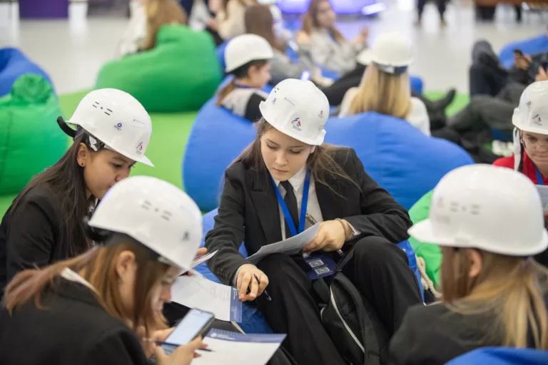 800 студентов получили сертификаты на стажировку и практику на отраслевых предприятиях