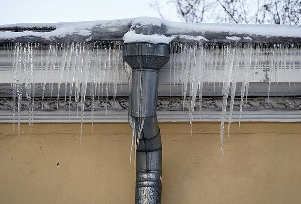 УК не справляются: из-за аномально теплой погоды ЧП с падением снежных масс и глыб льда стали происходить все чаще