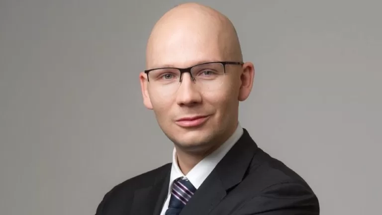 Замглавы Минстроя Константин Михайлик об ИИ-технологиях в стройотрасли: «Я жесткий сторонник того, что нам нужно идти по своему собственному пути, а не выбирать легкий путь заимствования»