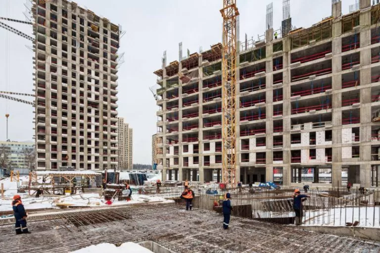 Сегодня было много выступлений важных российских чиновников из сферы строительства и недвижимости. Как обычно, собрали всё самое интересное в один пост