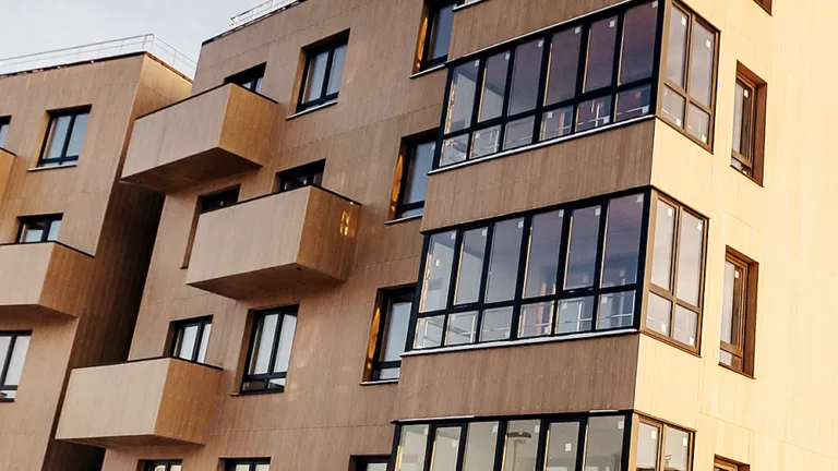 В РФ разработали новые противопожарные правила для многоэтажных домов из дерева