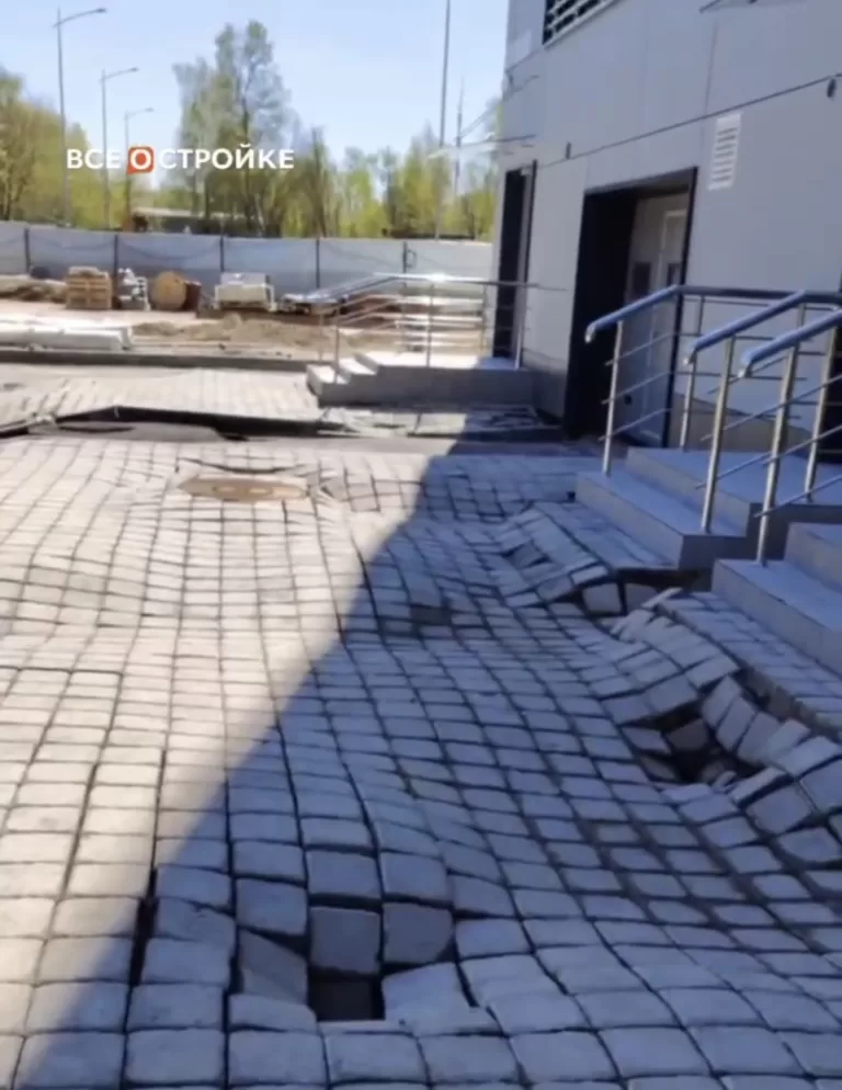 Асфальтное покрытие в ЖК «Бригантина» в Долгопрудном живёт своей жизнью