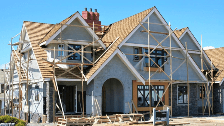 Россияне взяли рекордный объем ипотеки на ИЖС — как на это повлиял рост цен на новостройки