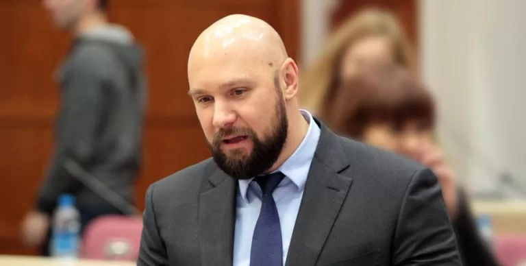 Первый заместитель председателя комитета ГД по строительству и ЖКХ Владимир Кошелев рассказал каналу «Законы стройки», что неплатежи в ЖКХ — комплексная проблема