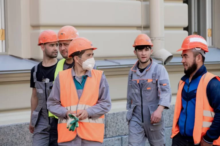 Председатель ЛДПР Леонид Слуцкий хочет ограничить срок трудового договора для иностранных граждан одним годом