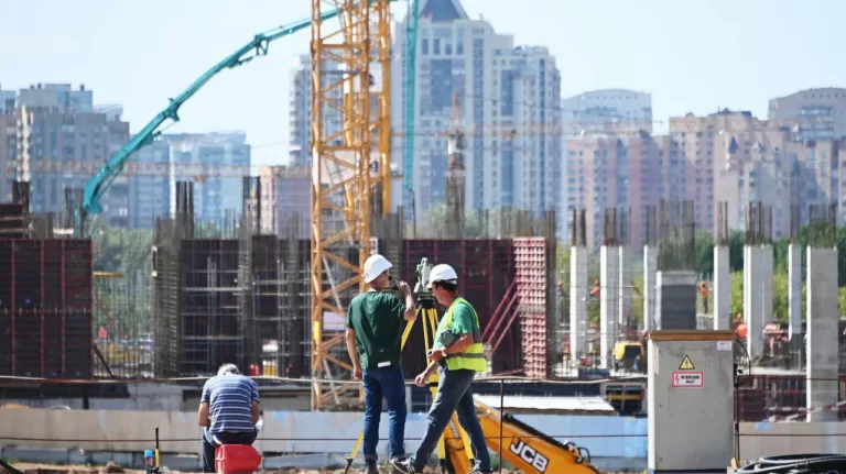 Из-за дефицита кадров у строителей средние зарплаты выросли на 35%