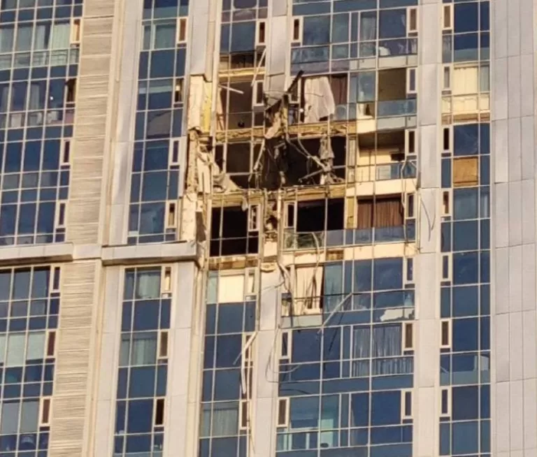 Сегодня утром беспилотник попал в самое высокое здание Саратова (700 км от Курска) — 38-этажный жилой комплекс «Volga Sky» (застройщик «Авиньон»)