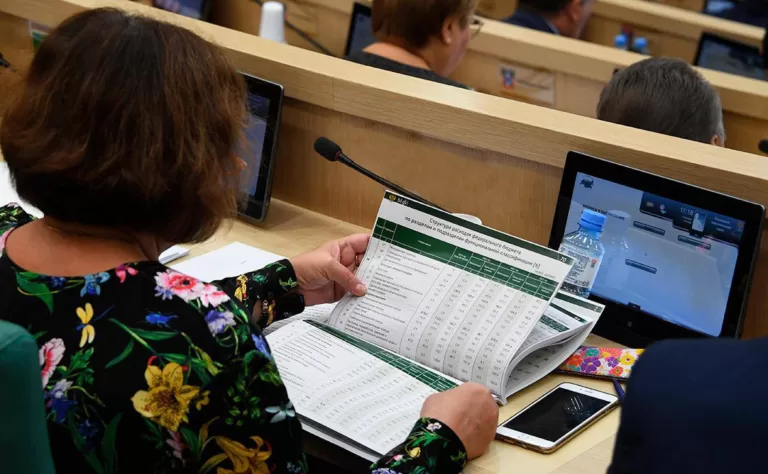 По прогнозу института BЭБ.PФ, в 2025 году дефицит федерального бюджета может составить 3 трлн рублей (1,4% от ВВП), а в 2026 году — 3,7 трлн рублей (1,6% от ВВП)