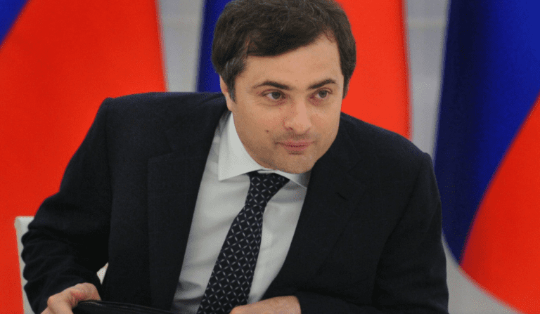 Домик на Волге и коттедж в Подмосковье: где живет Владислав Сурков