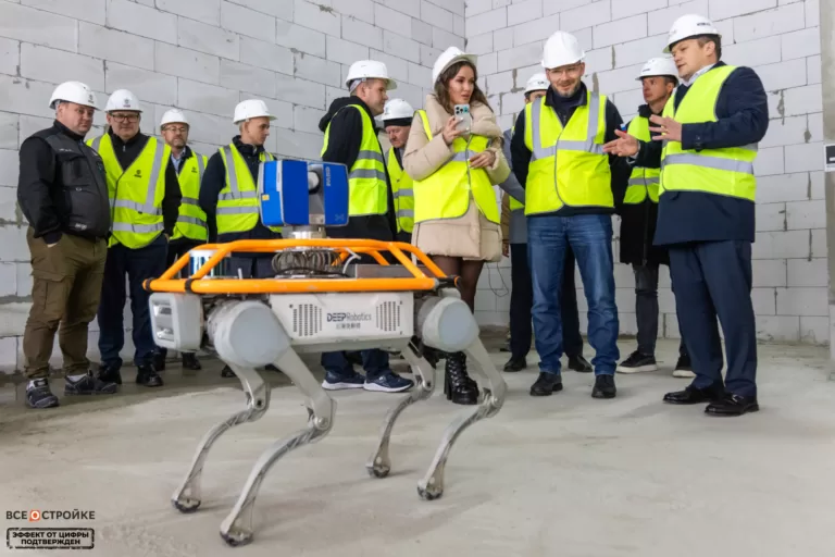 Замглавы Минстроя Константин Михайлик и президент Ассоциации «Альянс девелоперов по разработке и внедрению технологий ИИ» Светлана Опрышко посетили передовые в  «цифре» стройки Москвы