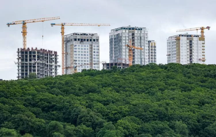 В ДOМ.PФ анонсировали, что в 2025 году начнут внедрять межгосударственный «зеленый» стандарт, а выпустят — к 2026