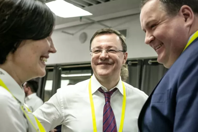 Экс-главу Самарской области Дмитрия Азарова вызвали на допросы по двум уголовным делам — о мошенничестве и превышении полномочий