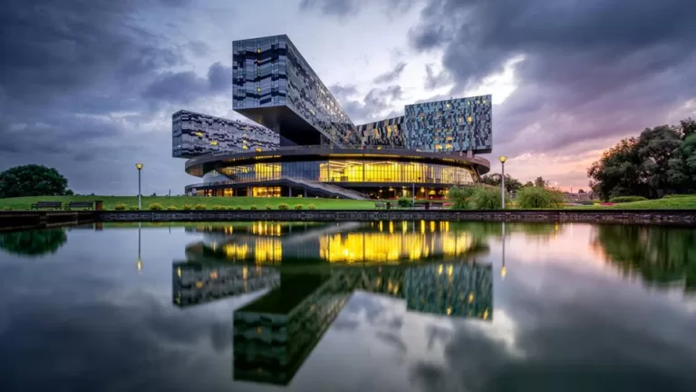 Красивые современные здания Москвы