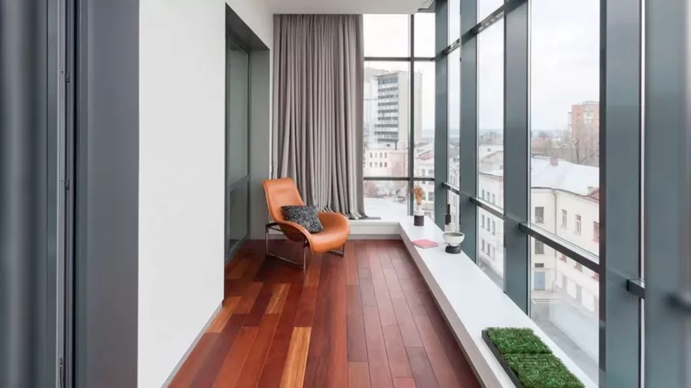 Какое лучше сделать напольное покрытие на балконе