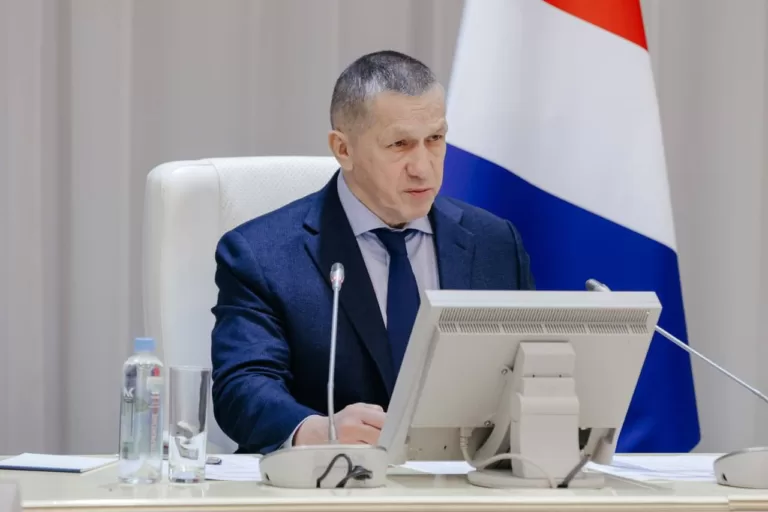 Вице-премьер, полпред президента РФ в ДФО Юрий Трутнев поручил Минфину РФ, Минвостокразвития РФ совместно с ЦБ, ДOМ.PФ и банками подготовить предложения по возвращению «Дальневосточной ипотеки» к базовым условиям