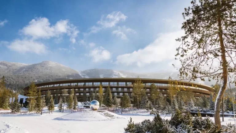 Герман Греф пообещал сносить шалаши и шанхаи вокруг горнолыжного курорта «Манжерок», назвав их цыганскими разноцветными кибитками