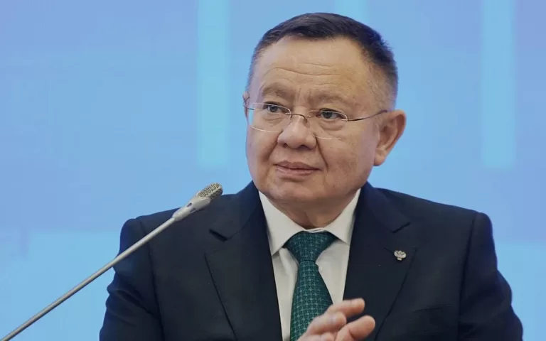Глава Минстроя Ирек Файзуллин сообщил, что согласно поручению Президента, было дополнительно доведено Курской области 5,9 млрд рублей на расселение 986 семей