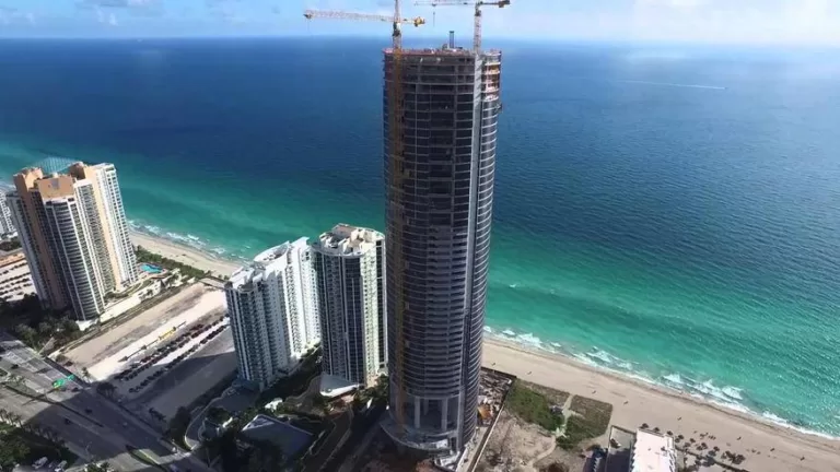 195-метровый небоскреб Porsche Design Tower в Майами тонет